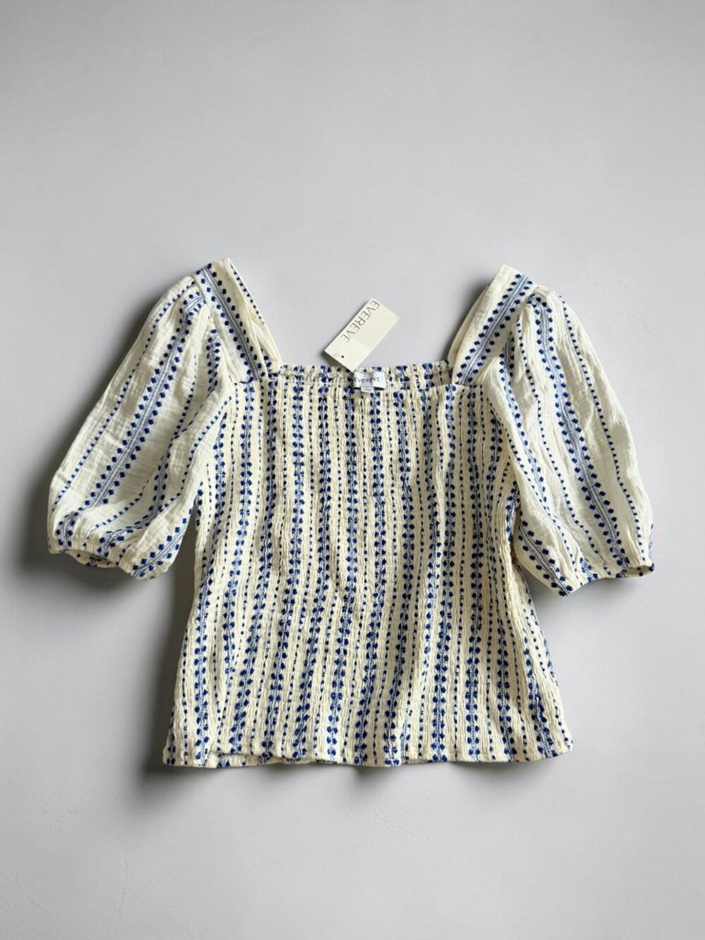 EVEREVE Smocked White Blue Top Size Large NEW NWT